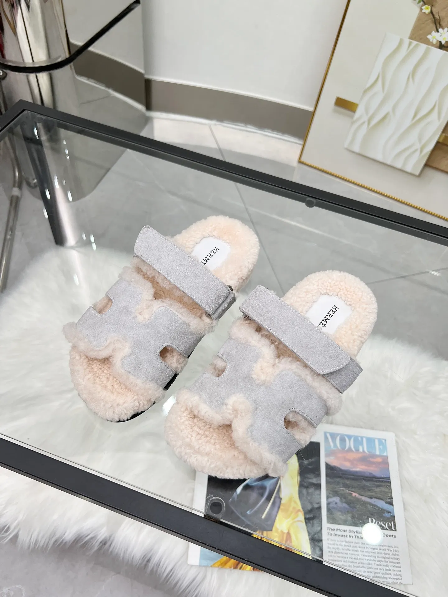 👟👟Ex-factory price 440👟👟 🌸[HERMES] My horse’s classic hot style second uncle🐑wool slippers🆕 are now available. A must-have item for autumn and winter ✅ Versatile and fashionable at home and out on the street 🍀The colors are extremely colorful! Walking Tuscany! TPR non-slip outsole is super light ️ Super comfortable on the feet without any sense of restraint I can’t stop drinking coffee ☕ My second uncle can’t take it off Color: maroon sand color light gray haze blue leather surface black code number: 35-40 (41 customized, non-returnable) Factory ready supply